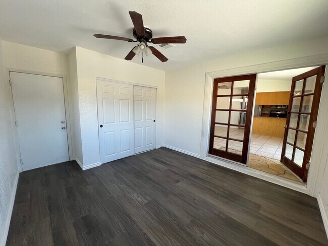 Building Photo - 4 BEDROOM POOL & SOLAR HOME!