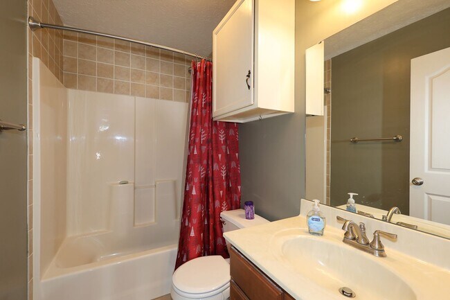 Building Photo - Room Share Rental: Spacious 2 Bedroom / 2 ...