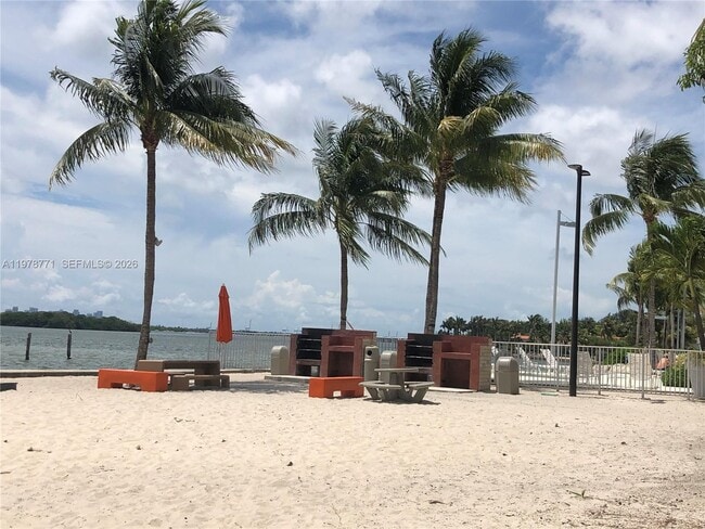 Building Photo - 650 NE 64th St