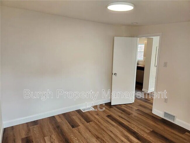 Building Photo - 331 Redwood St