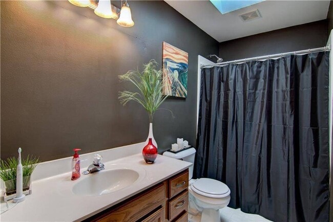 Building Photo - 715 Hewitt St