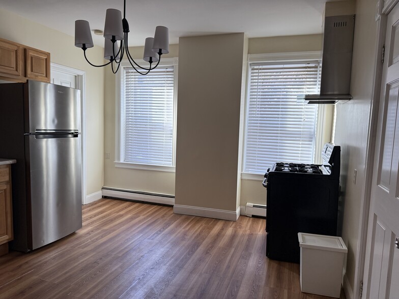 Building Photo - 18 Holmes St