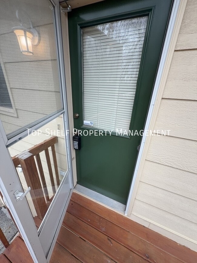 Building Photo - 302 E Park Ave