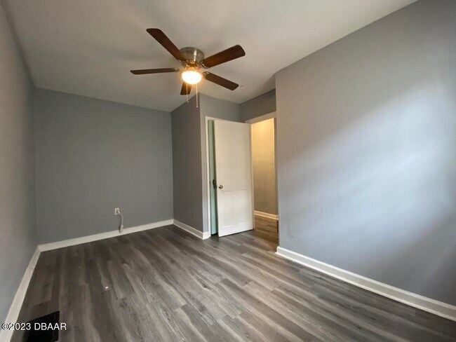 Building Photo - 215 N Oleander Ave