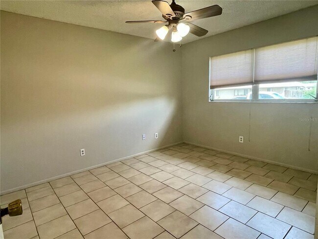 Building Photo - 2120 Outer Dr