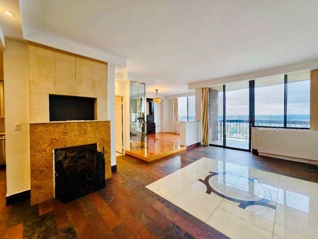 Building Photo - 2 Bay Club Dr