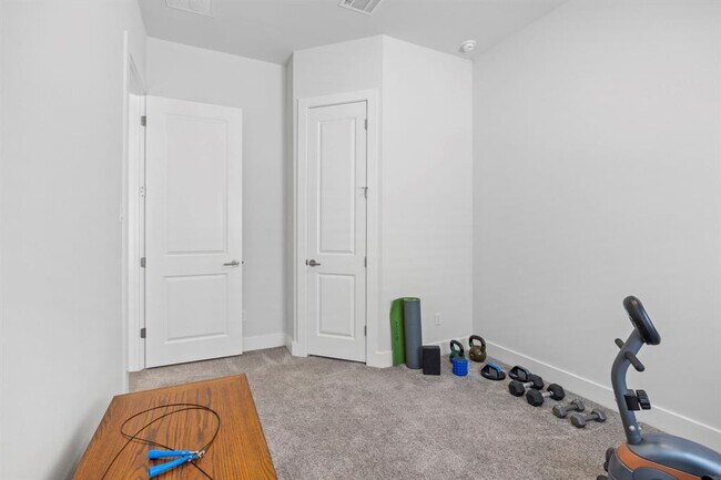 Building Photo - 532 Elm Green St