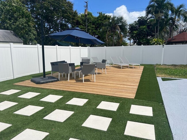 Building Photo - 5311 Pierce St