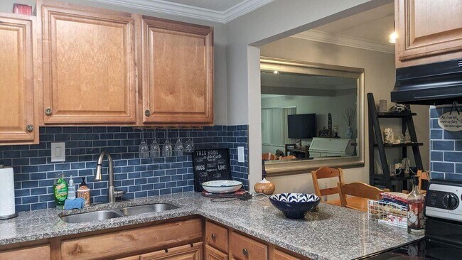 Building Photo - 2856 Garden Dr S
