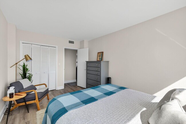 Building Photo - 2555 NE 11th St