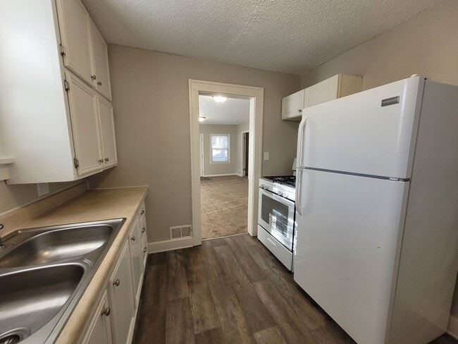 Building Photo - Pet Friendly 2 Bedroom Home with detached garage!