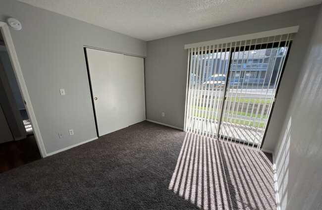 Building Photo - Spacious ground level 3 bedroom Condo in R...