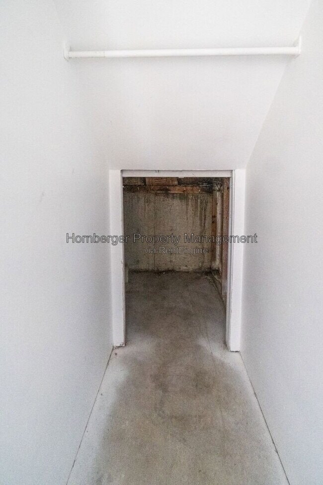 Building Photo - 1631 E Rowan Ave