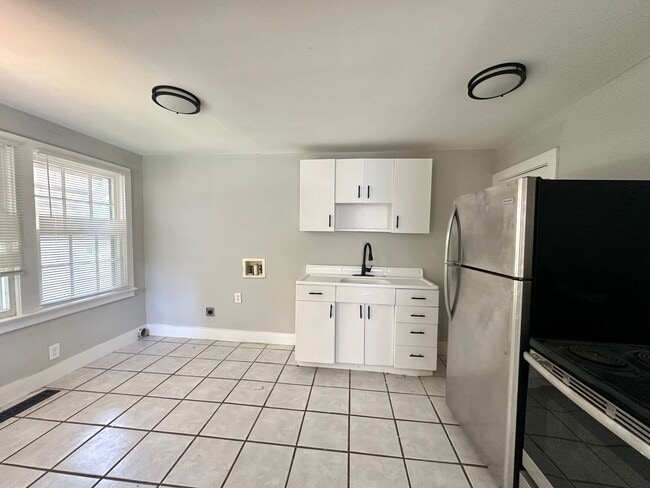 Building Photo - JUNE SPECIAL!!! $100 off per month -OR- 2n...