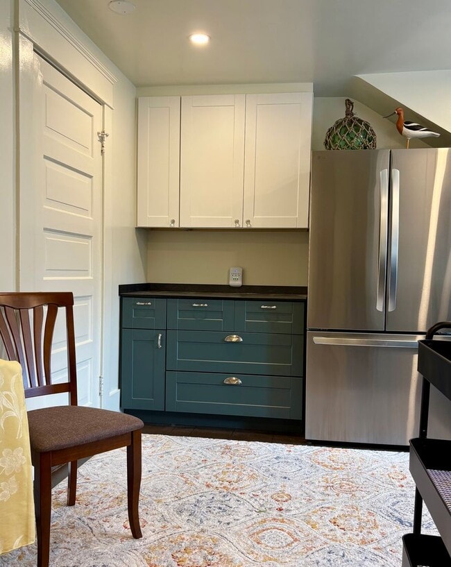 Building Photo - Furnished 2 bedroom Craftsman Apartment