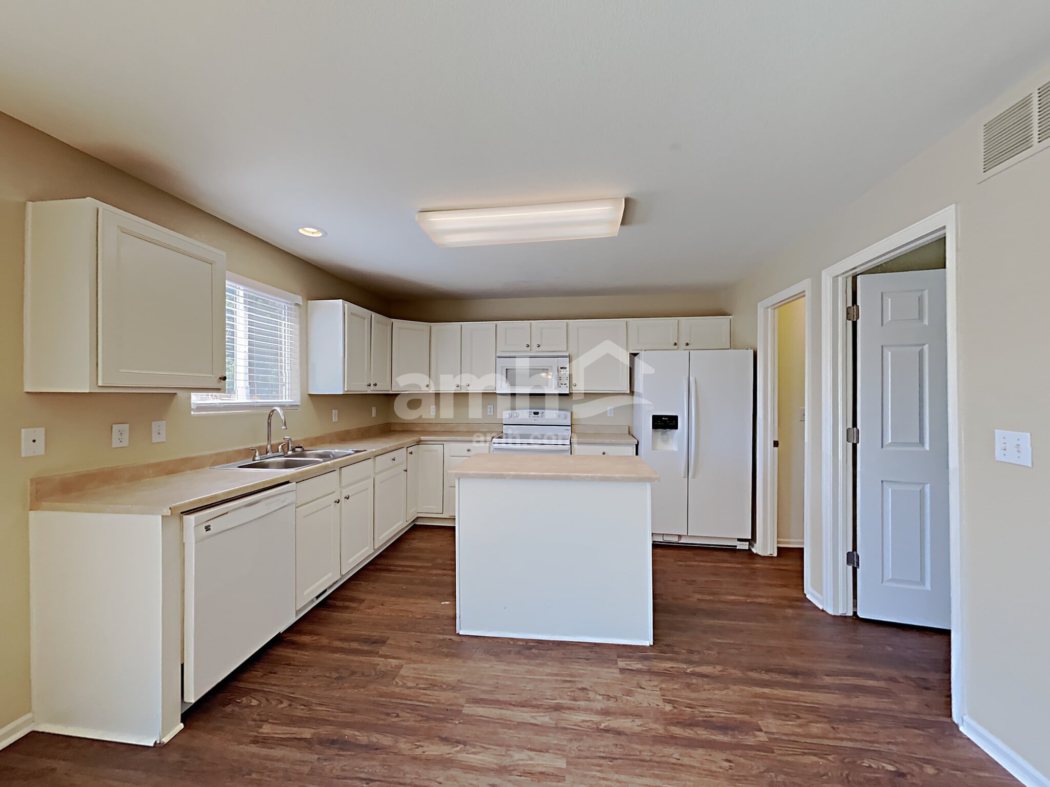 Building Photo - 1135 Legend Oak Dr