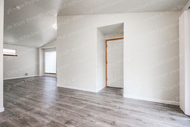 Building Photo - 6416 SE 139th Ave