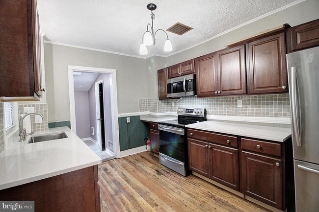 Building Photo - 213 E 6th St