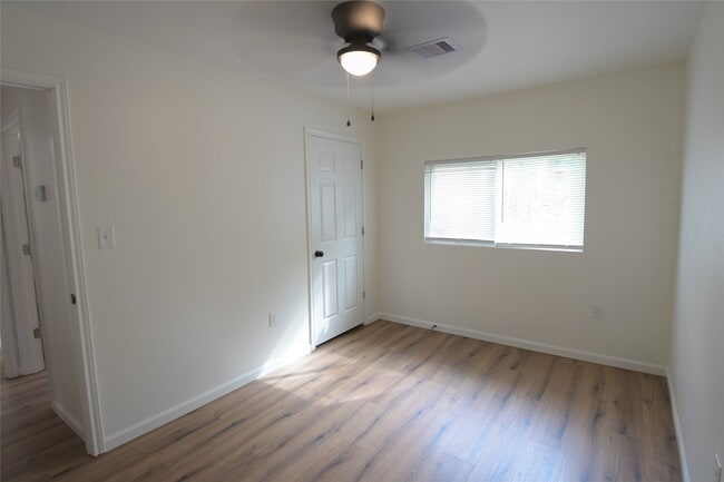 Building Photo - 5422 Pine Ave
