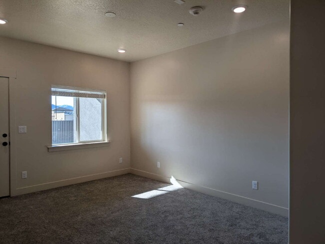 Building Photo - Quality 3 Bedroom 2 Bath