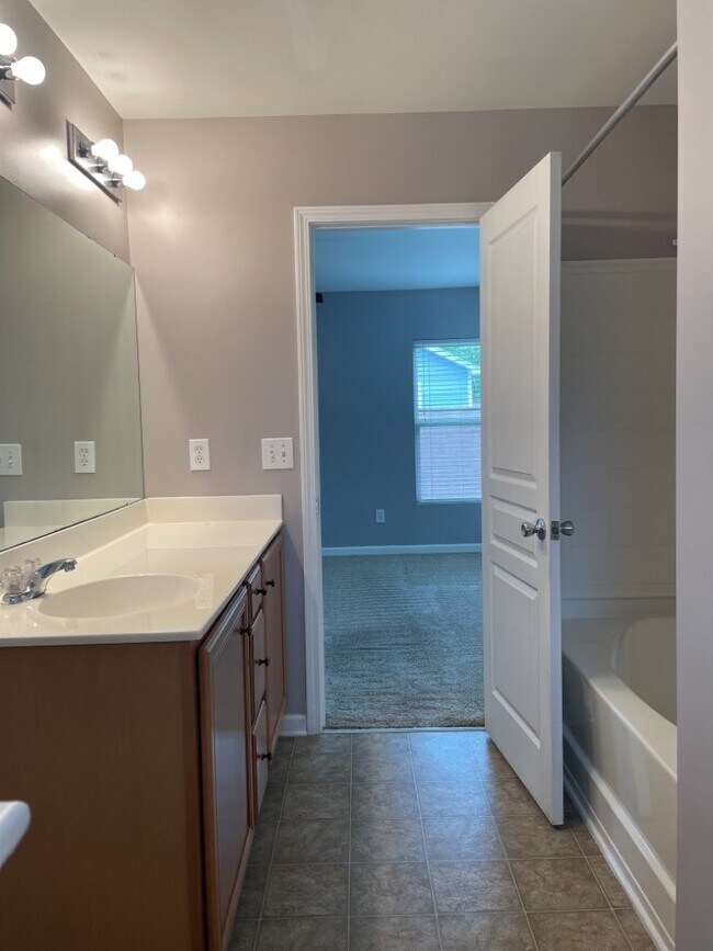 Building Photo - 8806 Shadowglen Dr