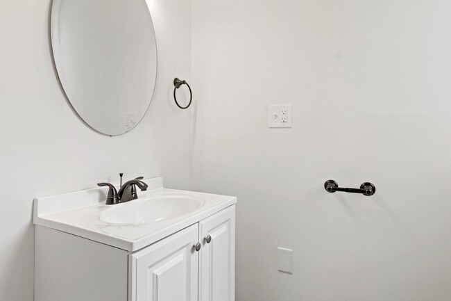 Building Photo - Coming Soon! Spacious 3 Bedroom, 1.5 Bath ...