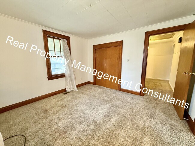 Building Photo - Quaint Home with Lots of Space