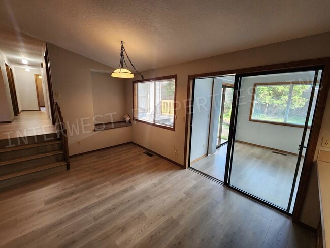 Building Photo - 3 bd 2ba Ranch Style Home with Deck, Fence...