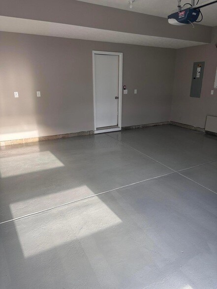 Building Photo - 2027 Aerotrain Ct N