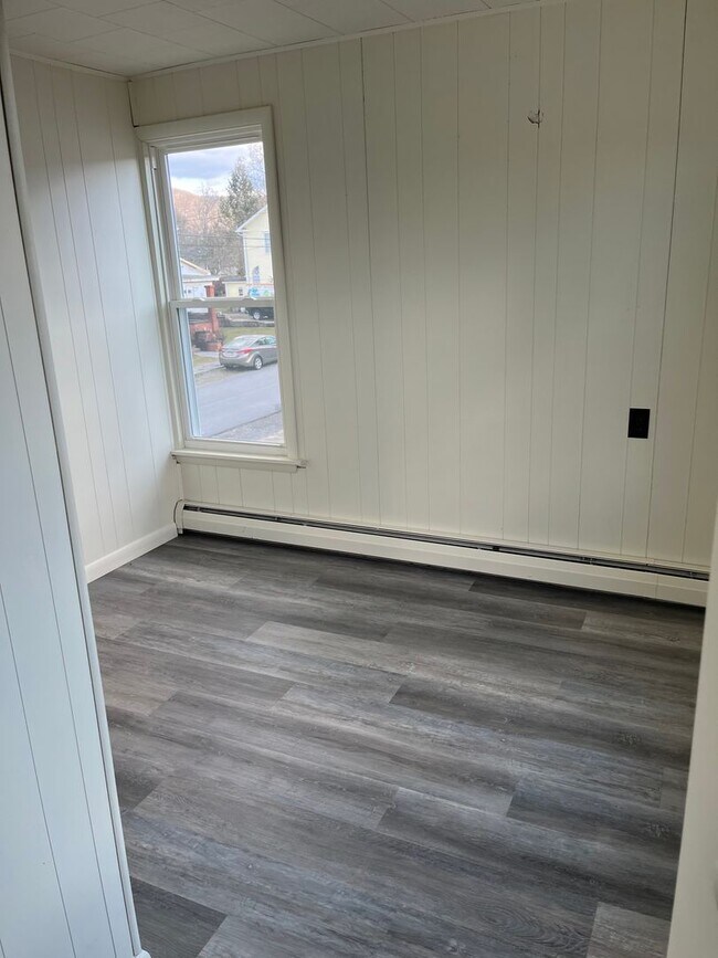 Building Photo - Newly Remodeled Single Family Home - Howar...
