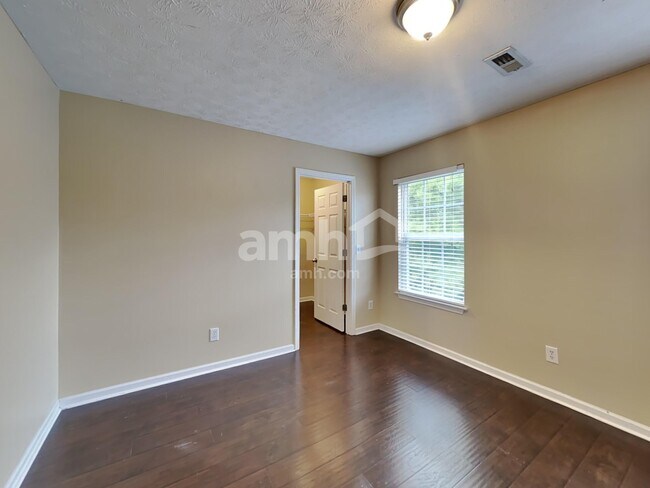 Building Photo - 586 Hollerman Ln