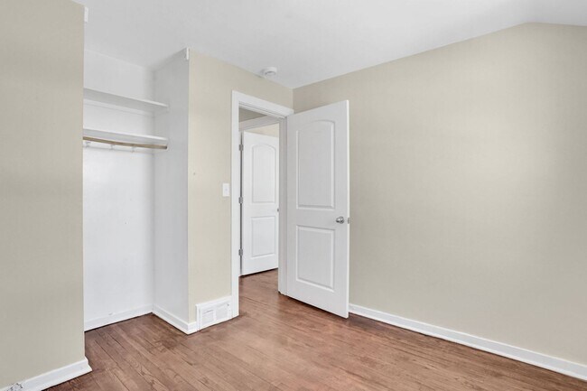 Building Photo - 6-12 Putnam Circle