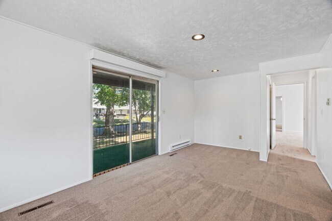 Building Photo - Spacious 4 Bed, 3 Bath Corner Lot Home!