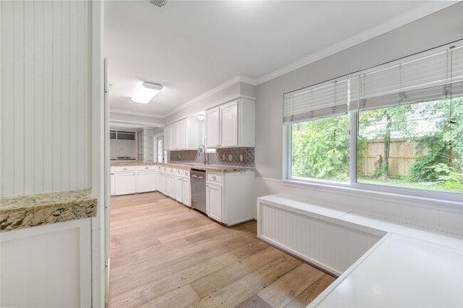 Building Photo - 5019 Oak Forest Dr
