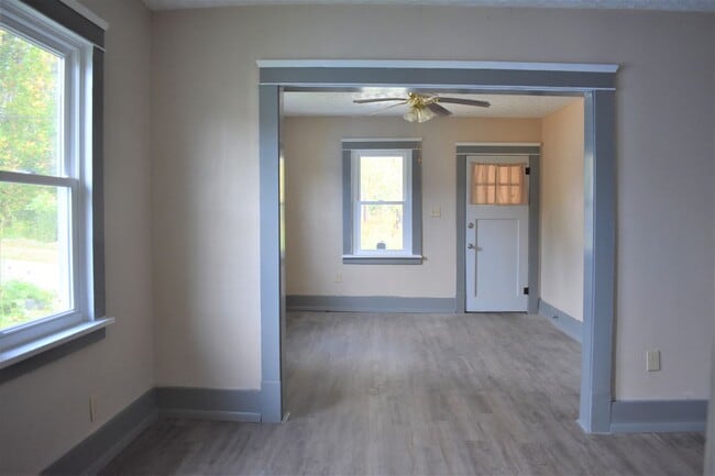 Building Photo - LEASE PENDING AS OF 06/06/25: Charming 3 b...