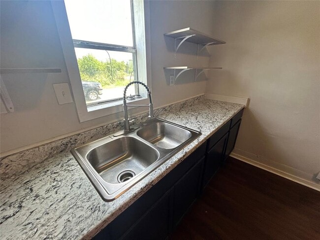 Building Photo - 400 Symes St