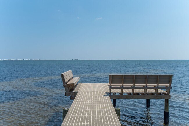 Building Photo - Spacious Home in Navarre!