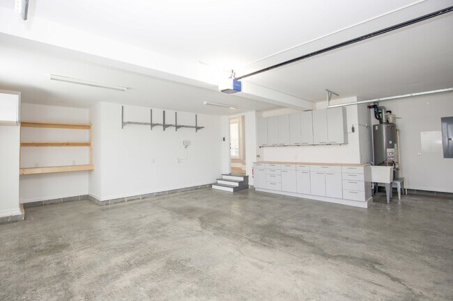 Building Photo - "Spacious and Inviting 2620 sq. ft. Home i...
