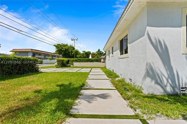 Building Photo - 580 Lee Dr