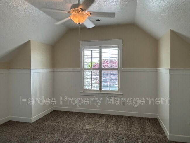 Building Photo - 573 E Halpin Dr