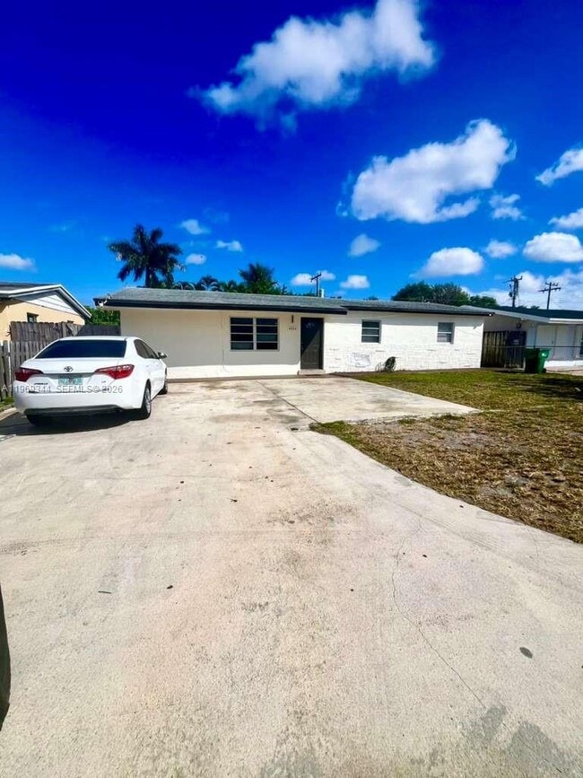 Building Photo - 4924 SW 44th Ave