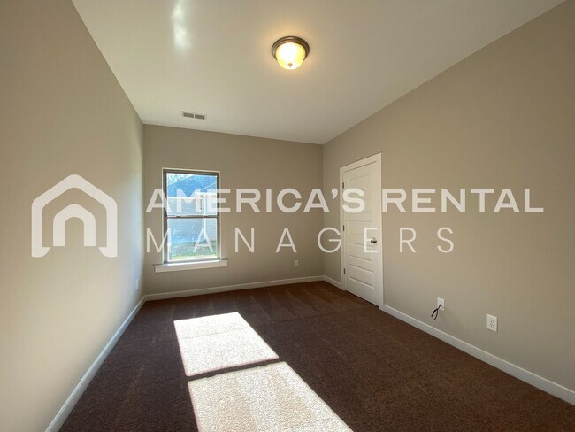 Building Photo - 215 White Oak Cir