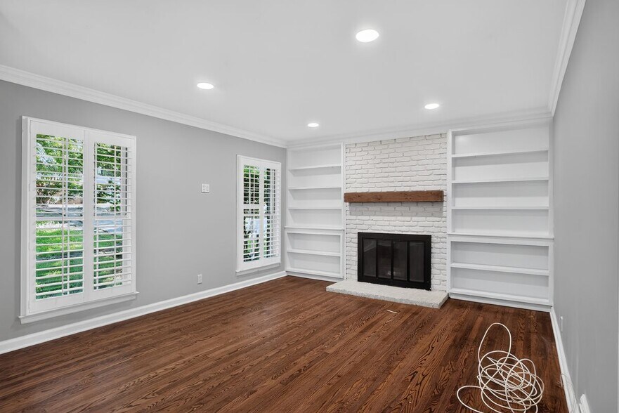 Building Photo - 807 Cardova Dr NE