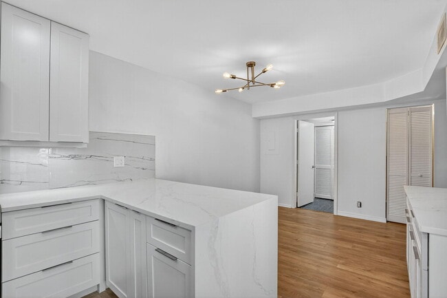 Building Photo - 1010 NE 8th Ave