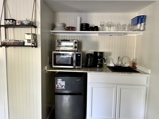 Breakfast knock -lower level - 3202 N Kingsley Dr