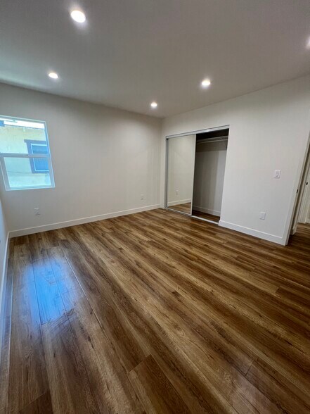 Building Photo - 11104 Oxnard St