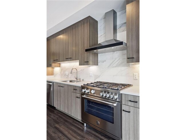 Building Photo - 253 Lake St E