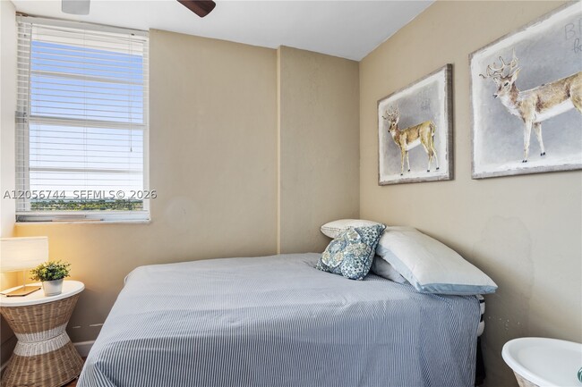 Building Photo - 5825 Collins Ave