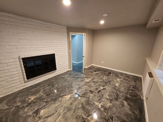 Building Photo - 2323 - Jones