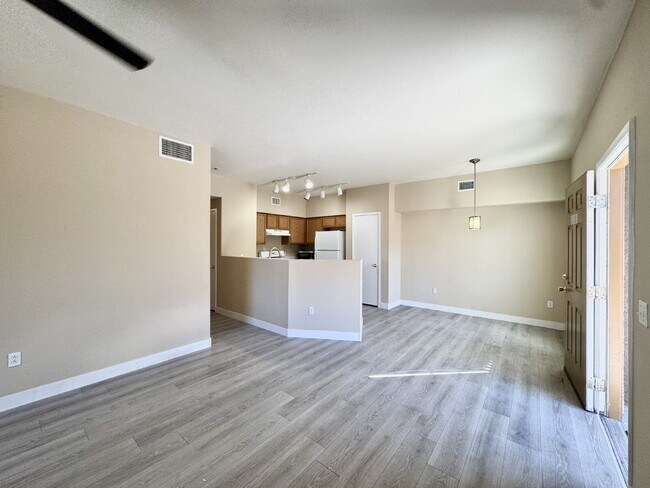 Building Photo - Beautifully Updated Downstairs 3-Bedroom, ...